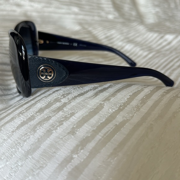 Tory Burch navy gradient lens sunglasses - Picture 3 of 11